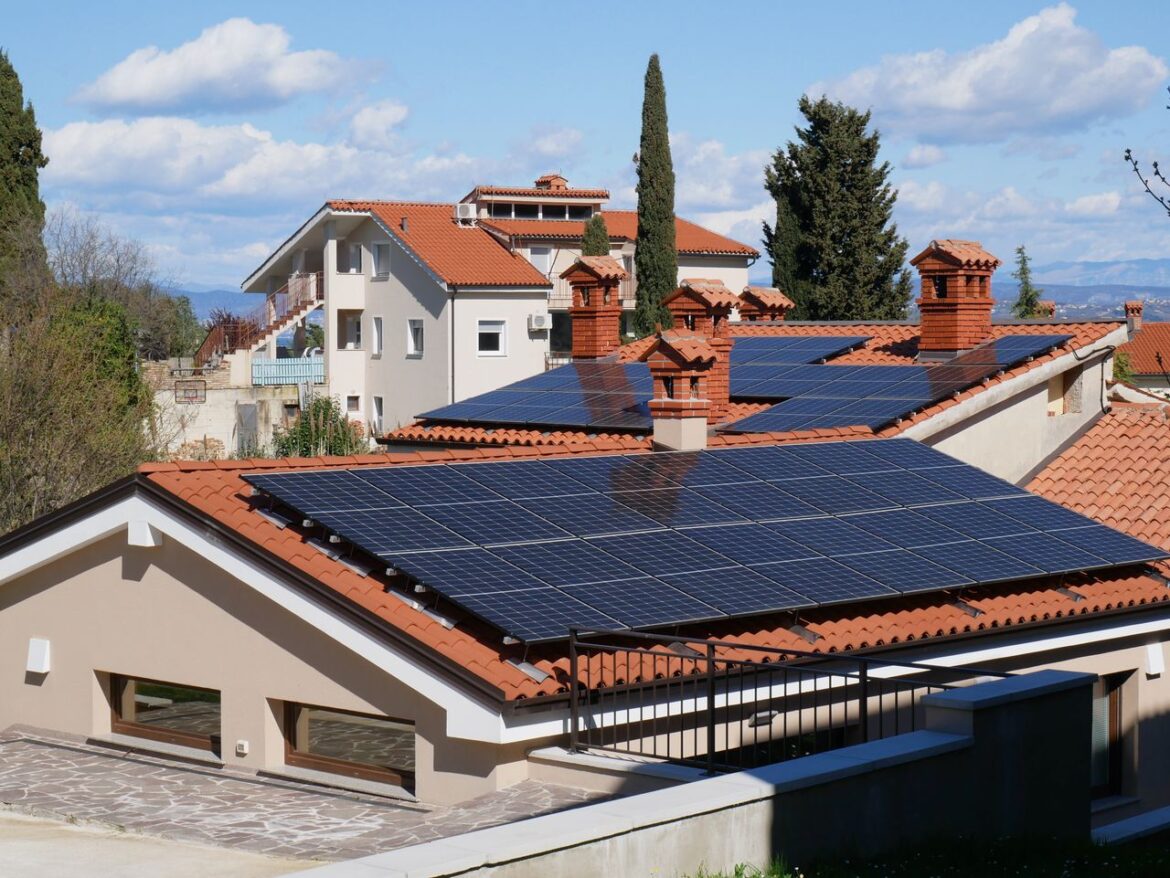 India Scaling Clean Energy with Solar Rooftops, Net-Zero by 2070